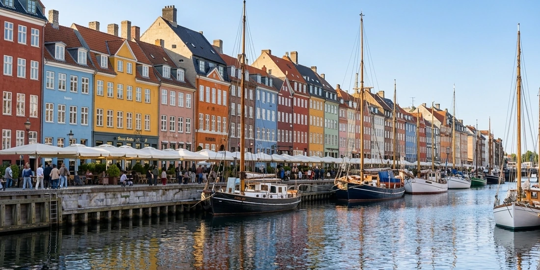 El canal de Nyhavn, en Copenhague, con sus casas de colores