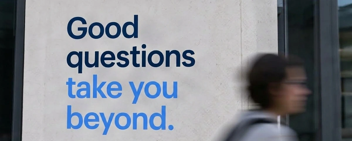 Un muro con el lema de Study & Beyond: good questions take you beyond