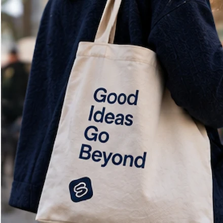 Una bolsa de tela con el lema de Study & Beyond